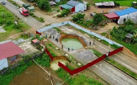 Xe máy rơi xuống 'hố tử thần': Nước dâng trở lại, 1 tuần chưa tìm thấy nạn nhân