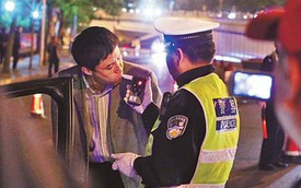 Tài xế uống cả chai rượu trước mặt cảnh sát để né đo nồng độ cồn