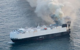 Một con tàu dài gần bằng 2 sân bóng đá chở 3.000 ô tô bốc cháy ngoài khơi Thái Bình Dương, nguy cơ nằm lại dưới đáy biển