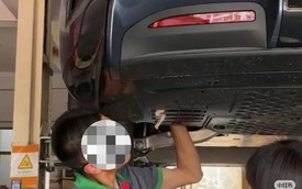 Thấy bàn chân lạ thò ra từ gầm xe ô tô, cô gái hoảng sợ tìm người giúp và nhận về cái kết bất ngờ