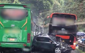 VIDEO: Tai nạn liên hoàn khiến xe ô tô bị "vò nát" giữa 2 xe khách, nhiều người bị thương