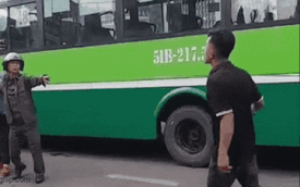Cầm dao rượt đuổi, đánh tài xế xe buýt, người đàn ông lên ô tô đóng cửa: Hé lộ nguyên nhân
