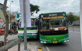 CLIP: Hai xe buýt rượt đuổi, ép nhau văng lên vỉa hè