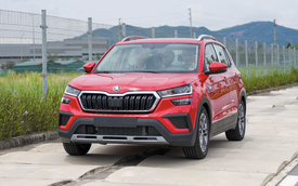 Bộ trưởng Séc lái Skoda Kushaq trong nhà máy tại Việt Nam