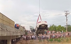 VIDEO: Khoảnh khắc trước khi ô tô tông 2 xe máy rồi lao xuống sông, 6 người thương vong