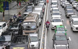 Ô tô dàn hàng 6, xe máy leo vỉa hè ngày đầu phân làn cứng đường Võ Chí Công