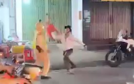 Phẫn nộ đoạn clip người đàn ông dùng ghế nhựa tấn công CSGT sau khi bị đo nồng độ cồn