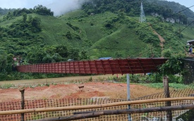 Cầu treo đứt cáp, xe chở cán bộ đi chống bão bị rơi xuống sông