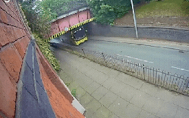 Xe buýt 2 tầng va chạm cầu ở Manchester: Hành khách văng ra ngoài