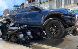 Hà Nội: Cận cảnh xe bán tải lao lên vỉa hè phố Khâm Thiên, chồm lên nhiều xe máy, người dân hoảng loạn