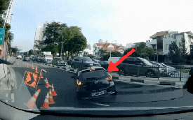 Mặt đường đột ngột sụt xuống, ô tô rơi xuống hố tử thần chỉ 5 giây