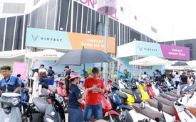 Người dân Thủ đô rủ nhau đi sắm xe máy điện: Khách hàng cũ mua thêm, người mới bị thuyết phục ngay sau khi lái thử