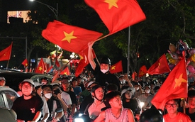 Cổ động viên đổ xô ra đường giữa đêm mừng lần thứ 3 xưng vương Đông Nam Á của U23 Việt Nam