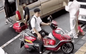 0,5 giây tử thần: Hai con dao nhà bếp “từ trên trời" rơi xuống người đi xe máy