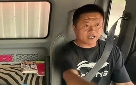 Con thi ĐH điểm thấp, ông bố lái xe tải bất ngờ lôi ra một xấp giấy kèm câu nói khiến triệu người rơi nước mắt