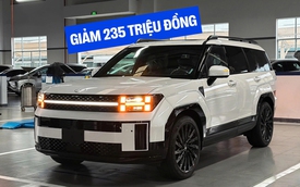 Hyundai Santa Fe tiếp tục 'dọn kho', giảm sốc 235 triệu đồng tại đại lý: Bản đắt nhất còn 1,13 tỷ, rẻ hơn CX-8
