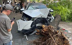 Ô tô tông loạt xe máy ở Hà Nội, 6 người bị thương
