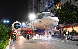 Chuyên cơ từng chở Bác Hồ xuất hiện trên phố Hà Nội, người dân háo hức đi xem