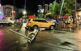 Ô tô 7 chỗ lao lên vỉa hè, tông gãy trụ camera giao thông ở Nha Trang