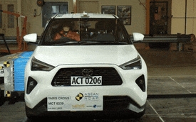 Ai chê Toyota Yaris Cross vỏ mỏng thì nên xem clip này: Đâm nát đầu, bẹp hông mà người vẫn được bảo vệ, điểm an toàn ngang Xforce