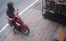 Ô tô bán tải lao lên vỉa hè, đâm người đàn ông chạy xe máy: Tài xế có dấu hiệu bất thường