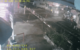 Thanh niên chạy xe tông gãy gác chắn, mắc kẹt trên đường: Sự nhanh trí của 2 nữ nhân viên khiến tất cả nể