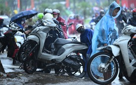 Hà Nội mưa ngập kinh hoàng: Tiệm sửa xe "hốt bạc", dân công sở chi 150.000 đồng để kịp giờ làm