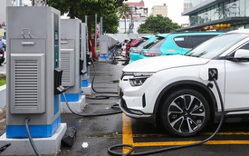 Quy định mới về sạc xe điện VinFast: Chỉ được đỗ 10 phút miễn phí sau khi sạc đầy, phút 11 trở đi phải trả tiền