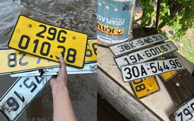 Nhiều người Hà Nội nháo nhác tìm biển số xe bị 'rụng' trên đường ngày mưa ngập