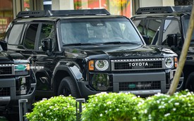 Lô Toyota Prado ‘lạ’ xuất hiện tại Việt Nam: Thiết kế khác biệt, động cơ hybrid mạnh hơn hẳn xe chính hãng