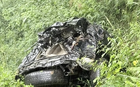 Ô tô biến dạng dưới vực, bên cạnh là thi thể đàn ông ở Lạng Sơn