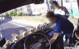 Người đàn ông lao lên xe khách rút chìa khóa rồi bỏ đi, 40 người bơ vơ giữa đường Hà Nội: Hé lộ nguồn cơn