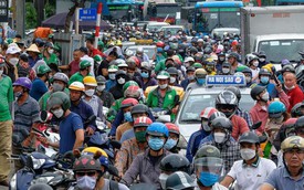 Bỏ xe xăng nhưng vẫn mỗi người một xe máy, Hà Nội bao giờ hết ùn tắc?
