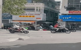 Clip 3 người mặc áo xe công nghệ hỗn chiến với cặp đôi nam nữ giữa đường ở TP.HCM