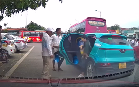 Nhóm người không cho taxi đón khách trong bến, đuổi phụ nữ bế con nhỏ ra khỏi xe