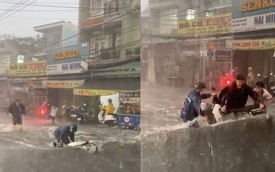 'Sốt' clip 3 thanh niên lao ra cứu chiếc xe máy bị mưa lớn cuốn trôi ở TP.HCM