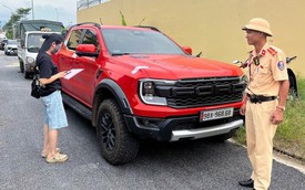 Xe bán tải vượt đèn đỏ, lộ biển số giả "lộc phát"