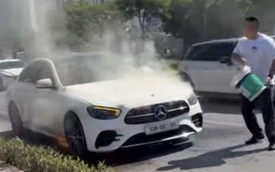 Ô tô Mercedes bốc cháy trên đường ở Hà Nội