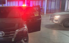 Thấy chiếc ô tô đỗ mãi không rời đi, nhân viên bảo vệ ngó vào thì kinh hãi với cảnh tượng bên trong