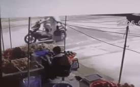 Bé trai 7 tuổi tử vong sau khi vặn tay ga xe máy: Camera hé lộ 48 giây trước bi kịch đau lòng