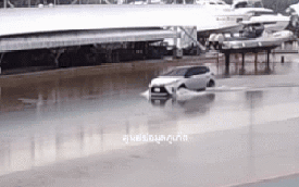 Sau mưa lụt, ô tô đi vào đoạn đường ngập nước rồi lao thẳng xuống biển, cảnh tượng sau đó mới khó tin