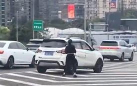 Nữ tài xế gây choáng vì vô tư dừng xe trên cao tốc rồi lắc vòng