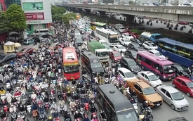 Khách Việt đang ngần ngại mua ô tô chạy xăng, dầu