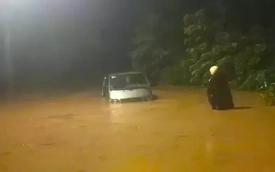 Hy sinh ô tô 16 chỗ để cứu hàng chục người chạy khỏi lũ dữ