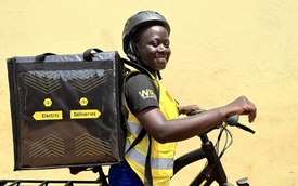 Xe máy điện thay đổi cuộc sống phụ nữ châu Phi