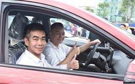 Xe dịch vụ 7 chỗ cỡ nhỏ: Cuộc chiến giữa xăng và điện