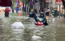 Clip khắp đường phố Hà Nội ngập như sông, nước ngang người, ô tô đang đi chết máy nổi lềnh bềnh
