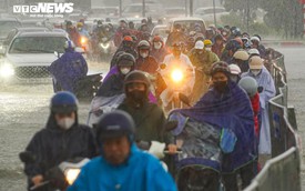 Loạt tuyến phố Hà Nội ngập nặng, người dân bì bõm dắt xe dưới mưa lớn