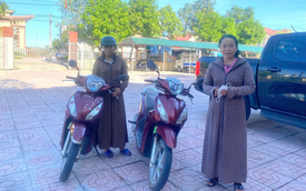 Trùng hợp khó tin: Hai phụ nữ cùng tuổi dắt nhầm xe máy giống hệt nhau