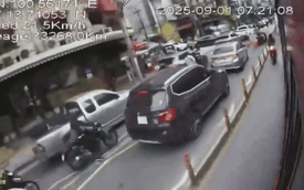 Đang đi song song với xe buýt, tài xế mô tô không ngờ đây là khoảnh khắc cuối cùng của đời mình